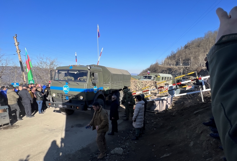 Los camiones de suministros de las fuerzas de paz rusas pasan sin obstáculos por la carretera Lachin - Shusha