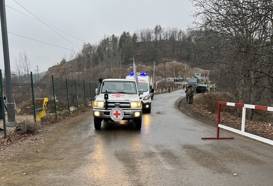Des voitures appartenant au CICR traversent la route Latchine-Khankendi