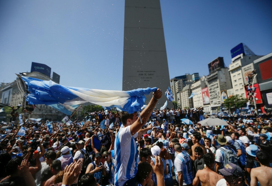 İzdiham səbəbindən Argentina millisinin bayram paradı yarımçıq qalıb