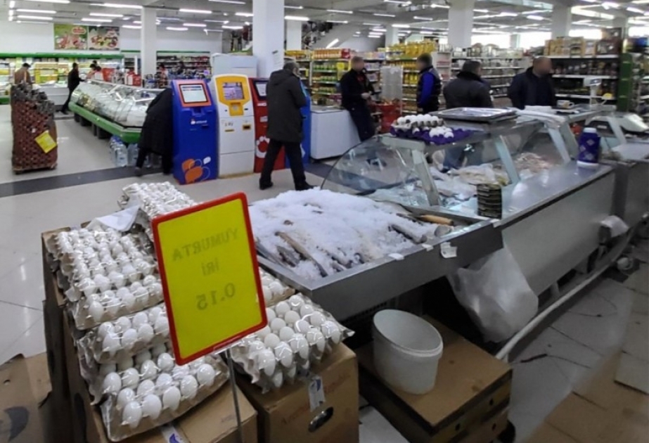 Marketdə istehlaka yararsız qida məhsulları aşkar olunub