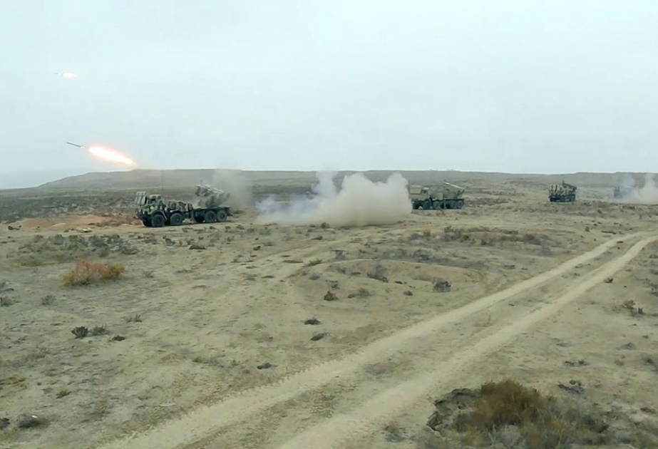 Las fuerzas de artillería y misiles del Ejército de Azerbaiyán realizan ejercicios con fuego real