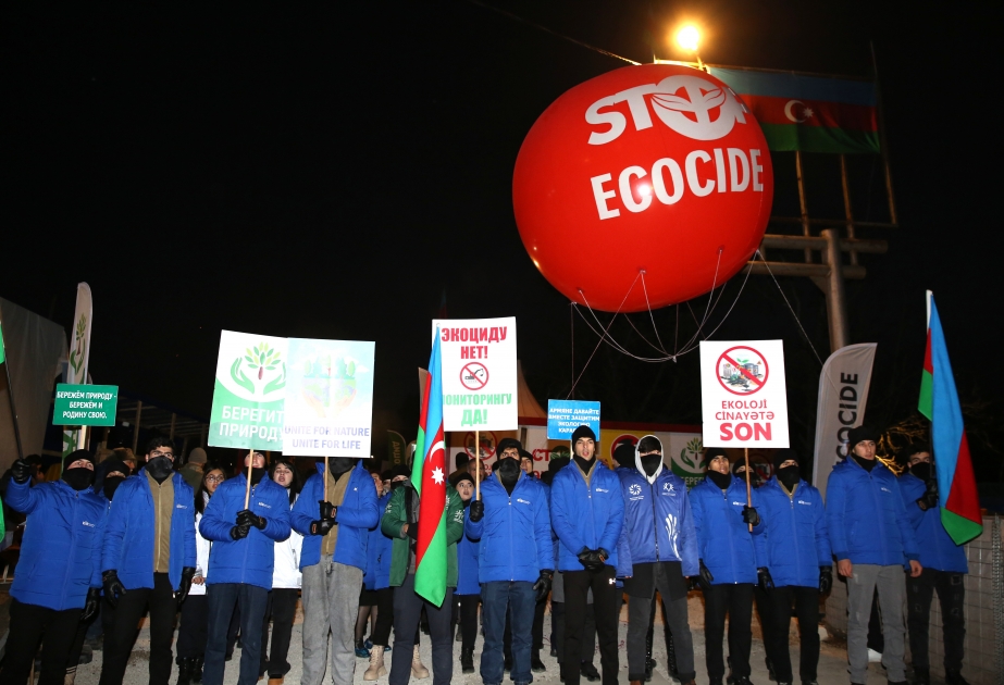 Laçın-Xankəndi yolunda havaya üzərində “Stop ecocide” yazılan şar buraxıldı