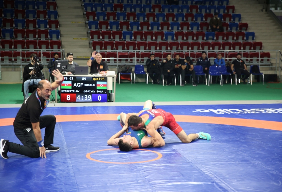 Güləş üzrə Azərbaycan çempionatında beş çəkidə qaliblər müəyyənləşib
