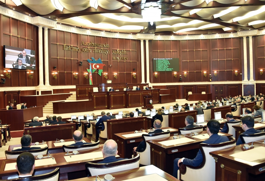 В парламенте обсуждаются 39 вопросов