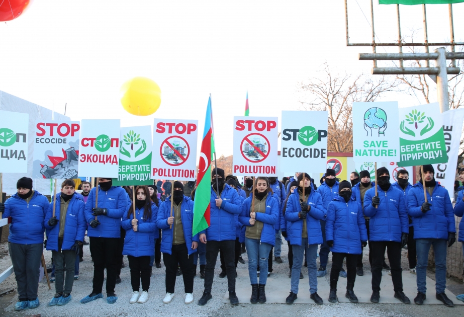 Les manifestants écologistes azerbaïdjanais scandent des slogans sur la route de Latchine-Khankendi