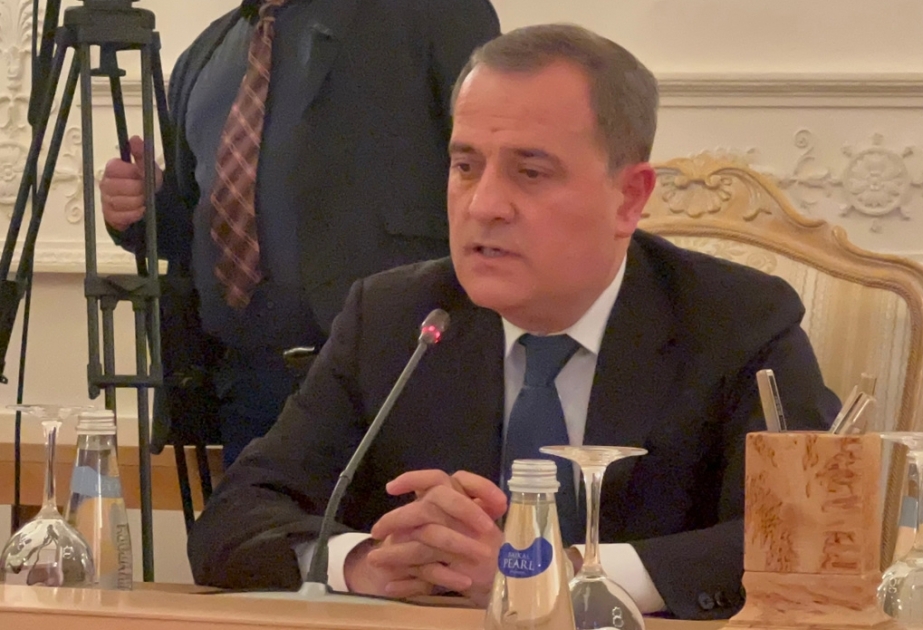 Canciller de Azerbaiyán: "Tradicionalmente utilizamos todas las plataformas para las reuniones bilaterales"