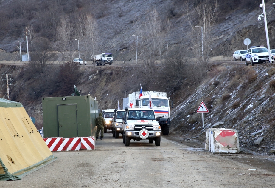 Три автомобиля Международного Комитета Красного Креста проехали по территории акции