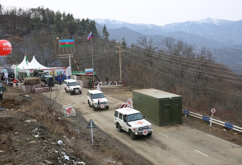 Trois voitures appartenant au CICR traversent la route Latchine-Khankendi