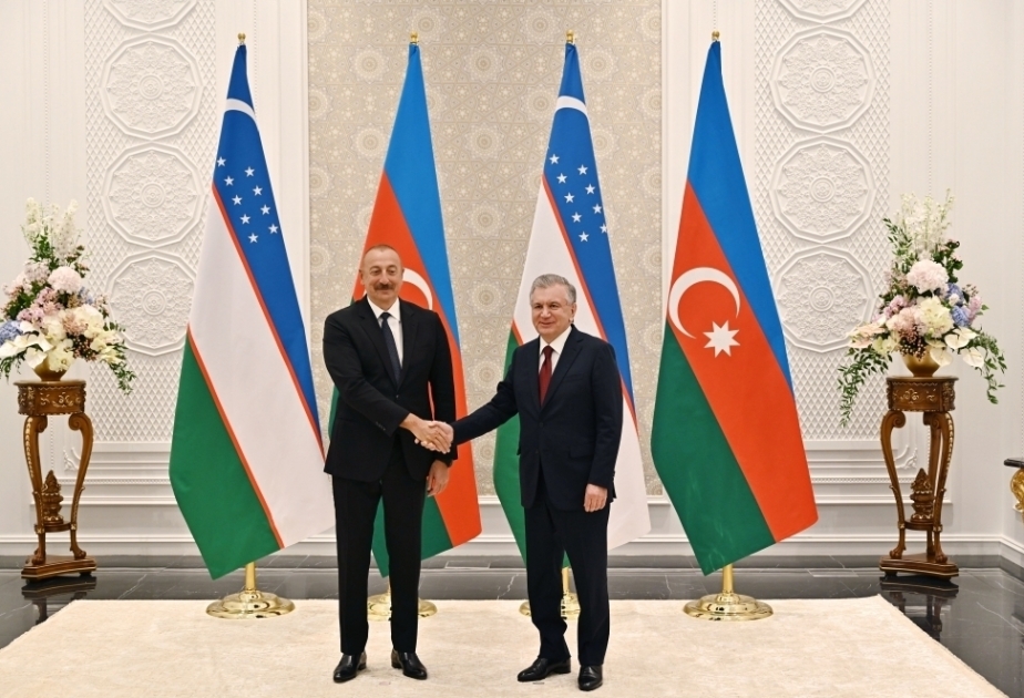 Usbekistans Präsident Shavkat Mirziyoyev telefoniert mit Präsident Ilham Aliyev