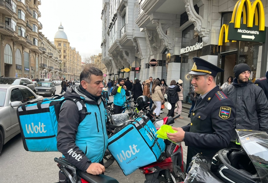 Moped və velosiped sürücülərinə işıqqaytarıcı jiletlər paylanılıb