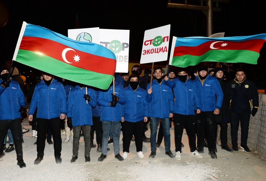 Aksiya iştirakçıları gecə saatlarında da böyük coşqu ilə şüarlar səsləndirirlər