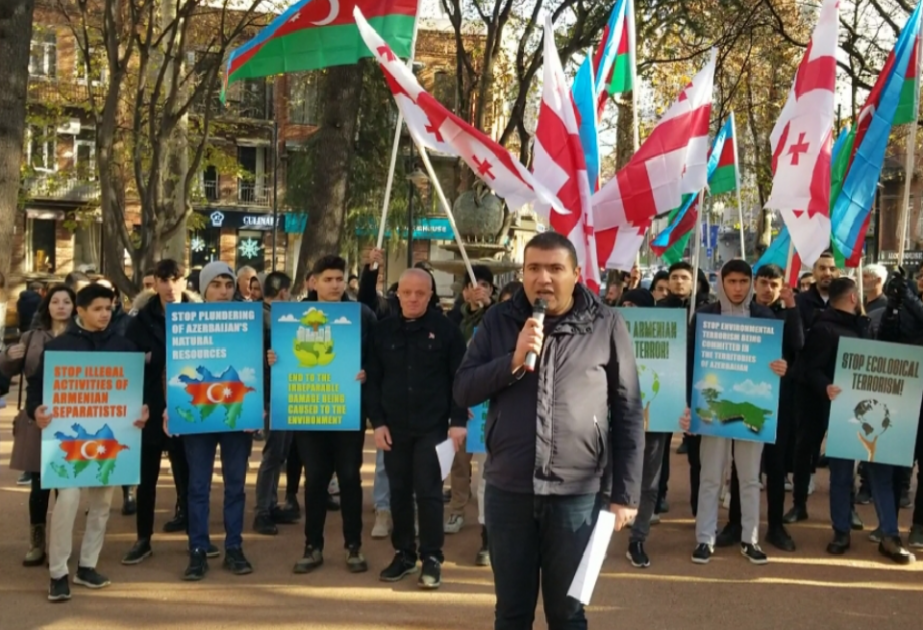 Azərbaycanlı gənclər BMT-nin Tbilisidəki ofisi qarşısında etiraz aksiyası keçiriblər