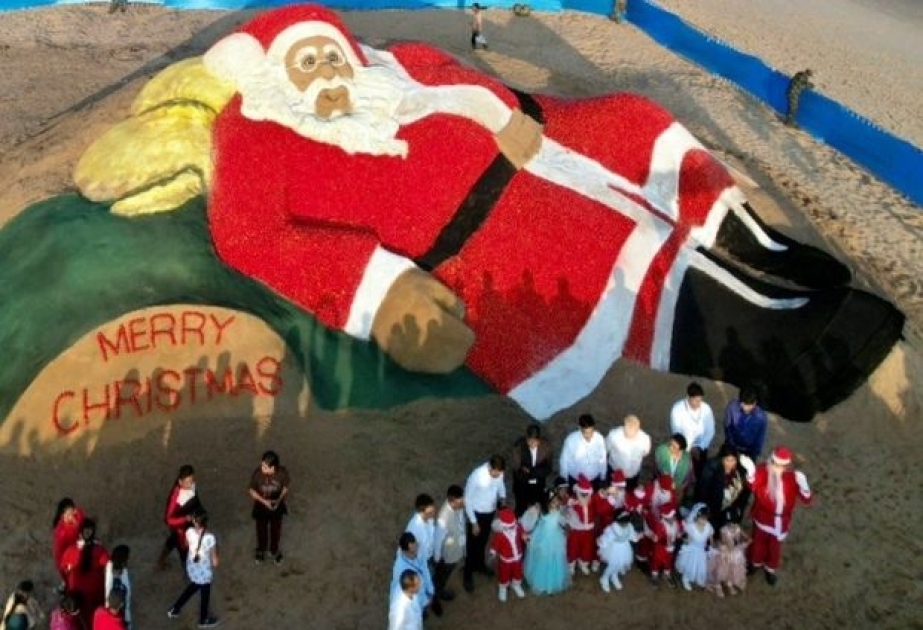 Qum və pomidordan hazırlanmış nəhəng Santa Klaus