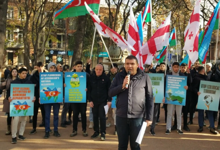 Acción pacífica frente a la oficina de la ONU en Tiflis para llamar la atención sobre el terror medioambiental que se está perpetrando en Karabaj