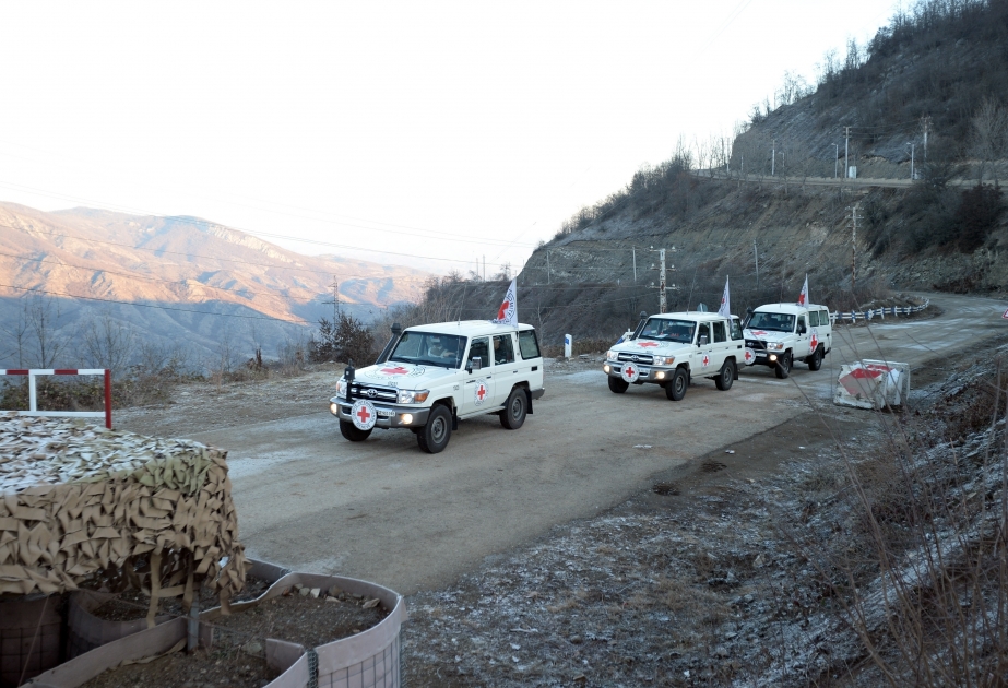 Des voitures appartenant au CICR traversent la route Latchine-Khankendi VIDEO   