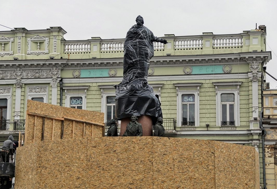 СМИ: в Одессе приступили к демонтажу памятника Екатерине II