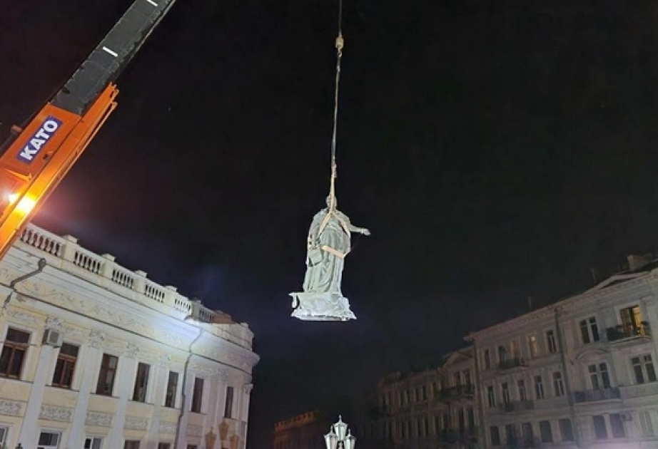 В Одессе демонтировали памятник Суворову и Екатерине II
