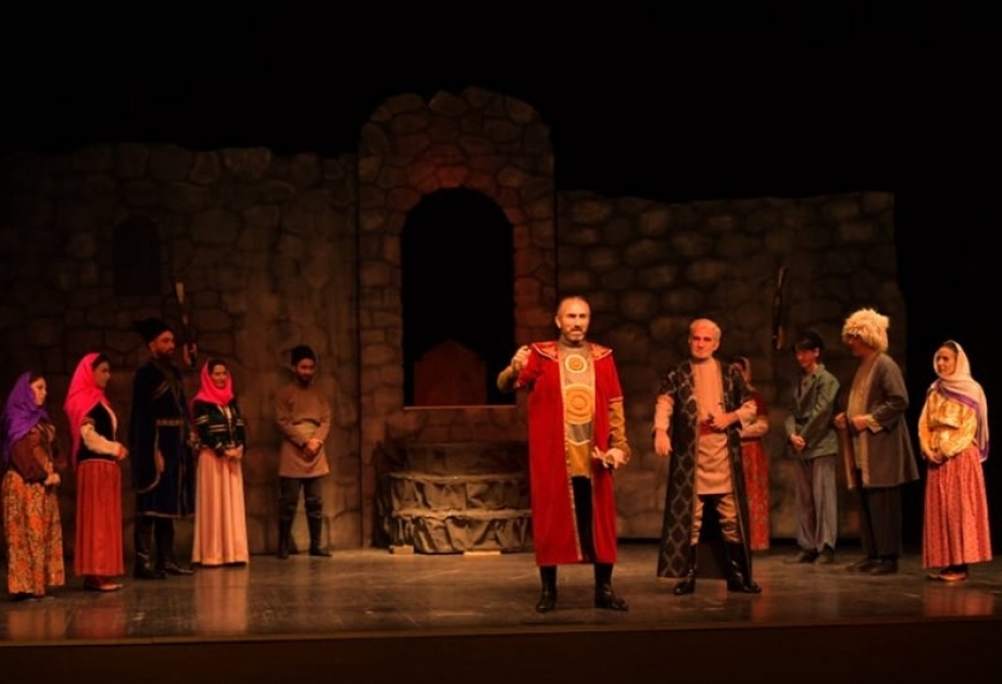 İlin teatr mənzərəsi