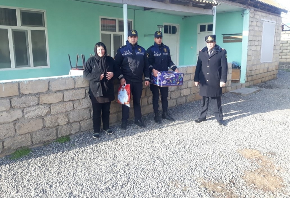 Polis əməkdaşları şəhid ailələrinə baş çəkiblər