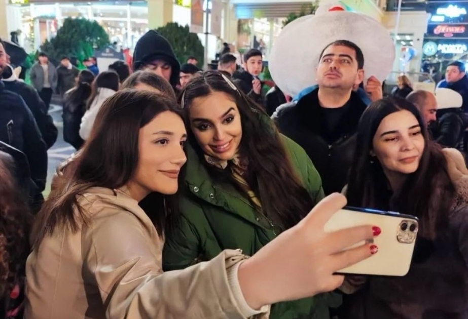 Leyla Əliyeva paytaxt sakinləri ilə görüşüb - FOTO