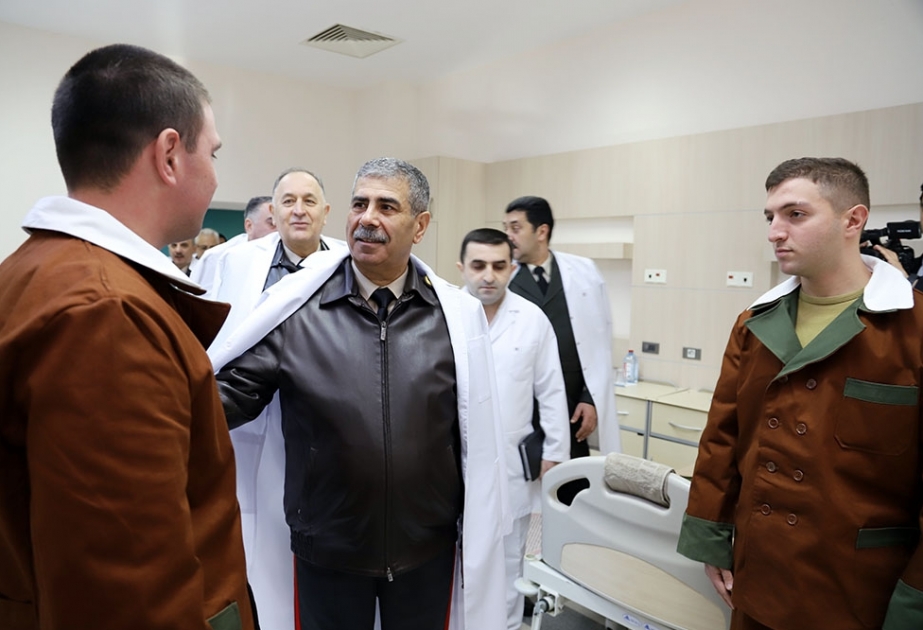 Müdafiə naziri bayram günündə hospitalda müalicə olunan hərbçilərlə görüşüb VİDEO