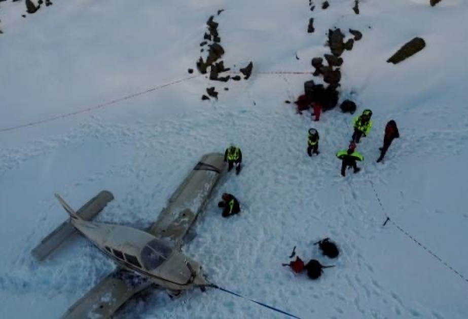 İtaliyada kiçik təyyarə Alp dağlarına qəza enişi edib