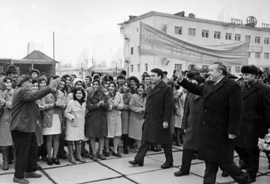 Momente aus dem Leben, das ganz dem Dienst am Volk gewidmet wurde: 1976