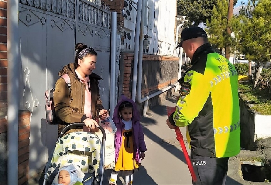 Zaqatalada yol polisləri uşaqlara bayram hədiyyələri paylayıb
