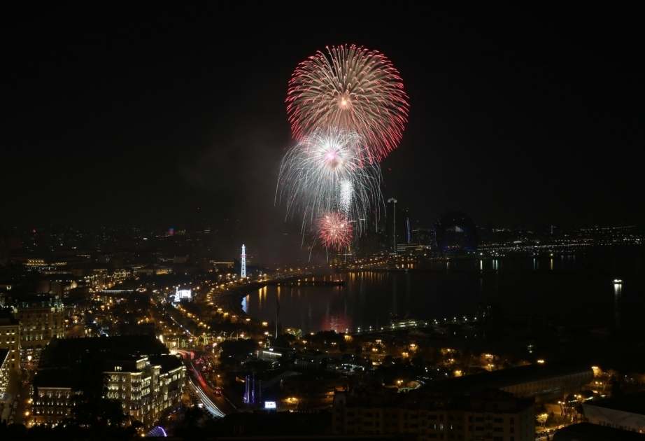 Bakú dio la bienvenida al Año Nuevo con un grandioso espectáculo de fuegos artificiales