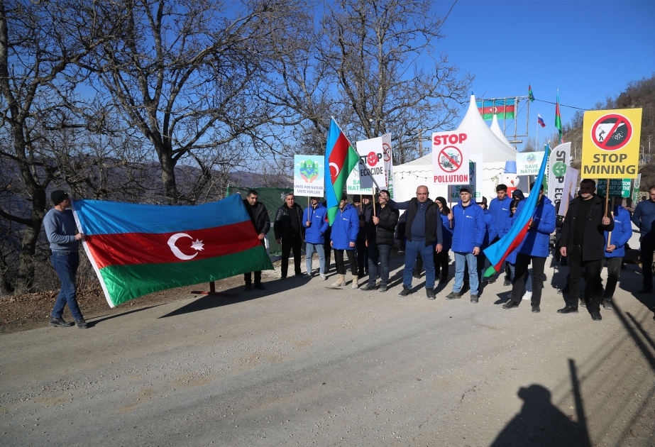 Мирная акция протеста продолжается уже 21 день ФОТО