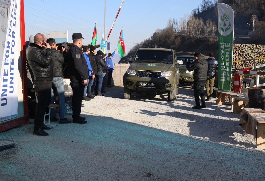 Легковые автомобили, принадлежащие миротворцам, беспрепятственно проехали по дороге Лачин-Ханкенди