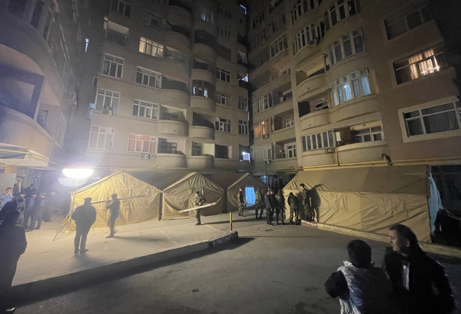 Binəqədidə partlayış baş vermiş binanın sakinlərinin gecələməsi üçün ərazidə çadırlar qurulub