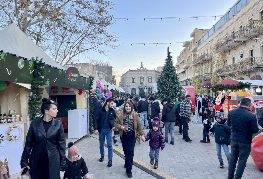 Bakı sakinləri və qonaqlar İçərişəhərdə Yeni ili yüksək əhvali-ruhiyyədə qeyd edirlər - FOTOREPORTAJ