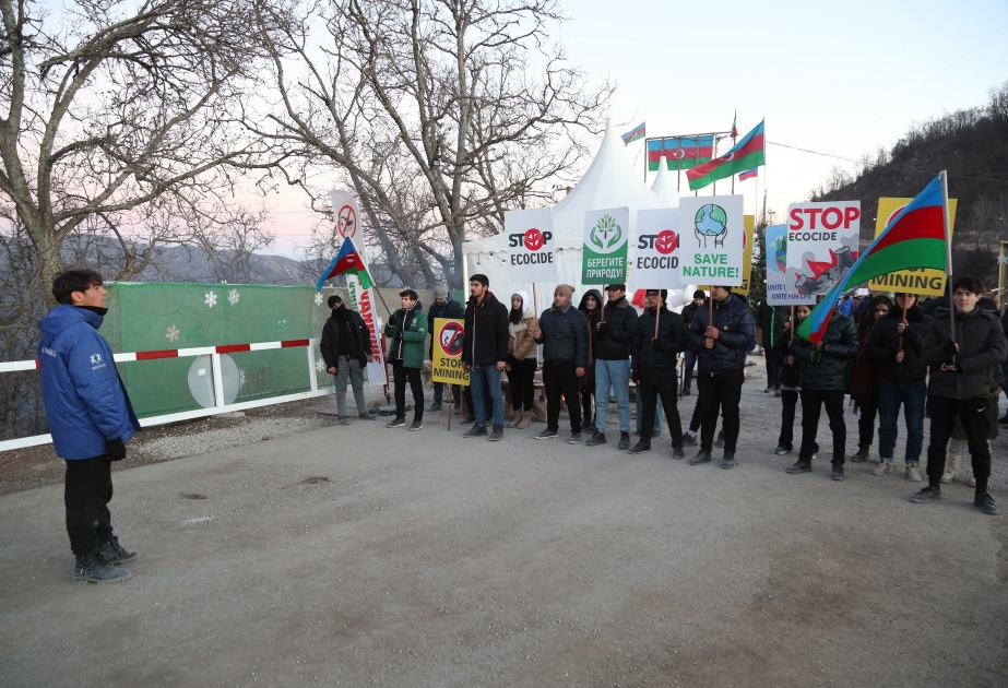 Hava şaxtalı olsa da, Laçın-Xankəndi yolunda keçirilən etiraz aksiyası davam edir