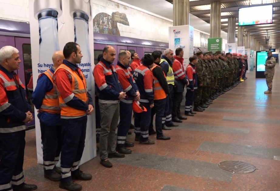 Metroda təlim: Köməksiz vəziyyətdə qalmış sərnişinlər təxliyə edilib