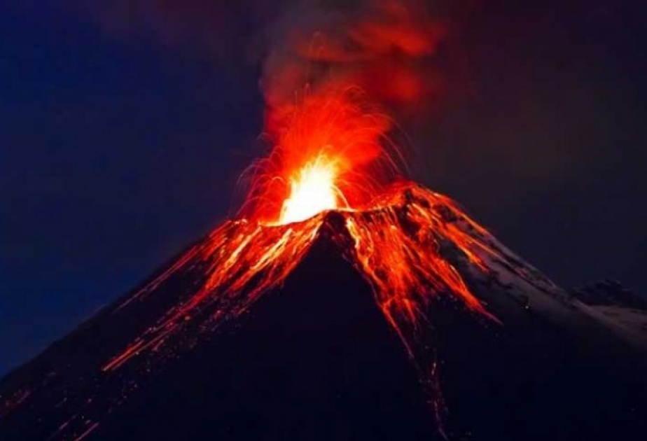 Volcán indonesio Marapi entra en erupción, expulsa ceniza a 300 metros de altura