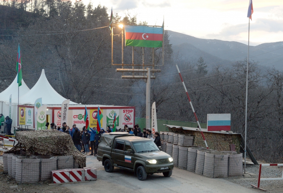 Passenger car belonging to Russian peacekeepers passed freely through protest area