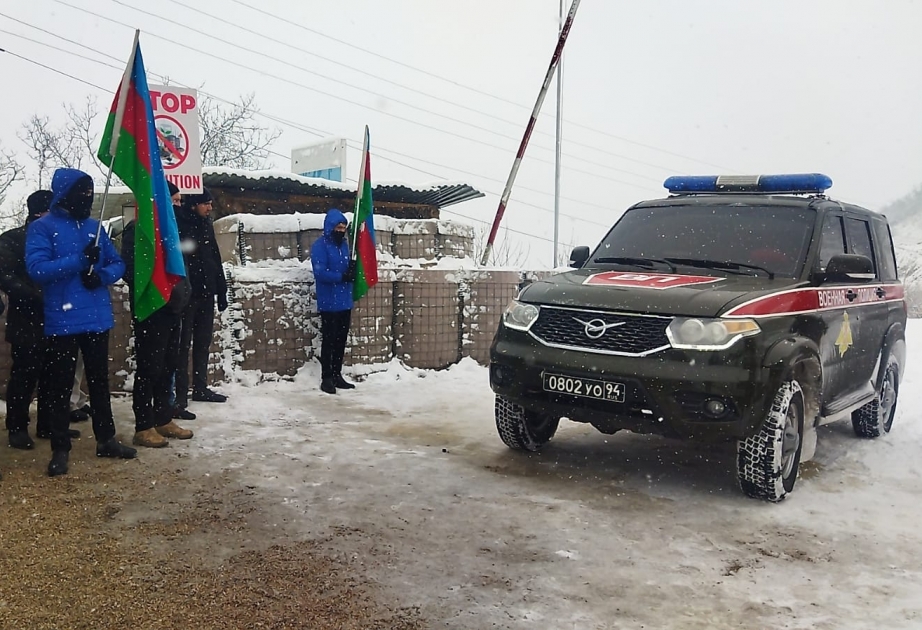 Laçın-Xankəndi yolu: Bu dəqiqələrdə sülhməramlılara aid bir minik avtomobili aksiya ərazisindən sərbəst keçib