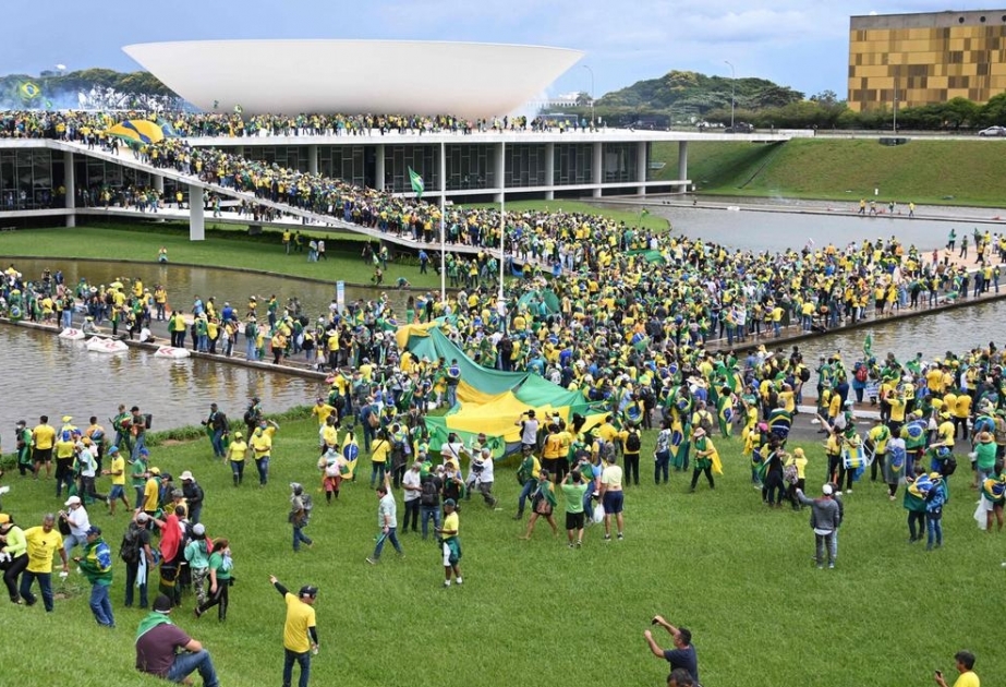 Braziliyada sabiq prezidentin tərəfdarları parlament binasına basqın ediblər