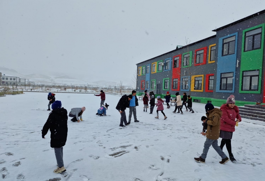 Ağalı məktəbində ilk qar sevinci -  FOTO