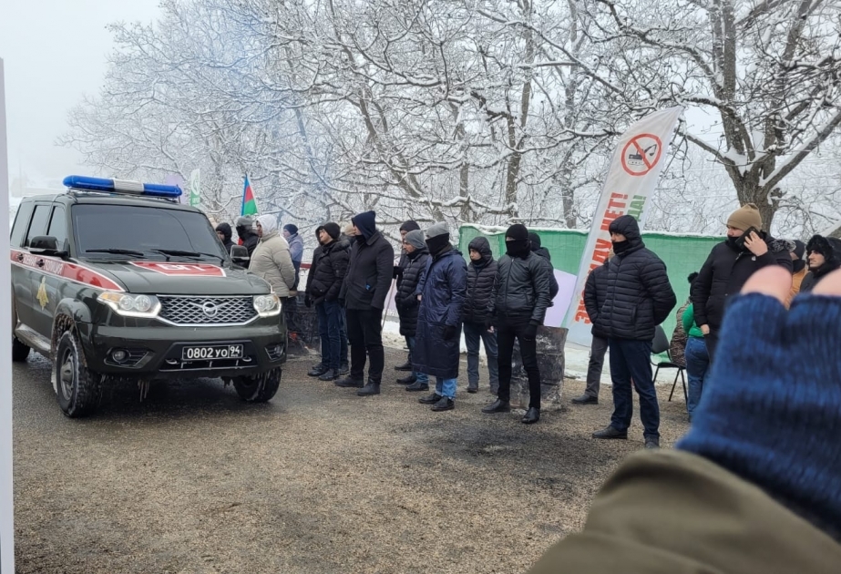 Еще два автомобиля миротворцев свободно проехали по территории проведения акции