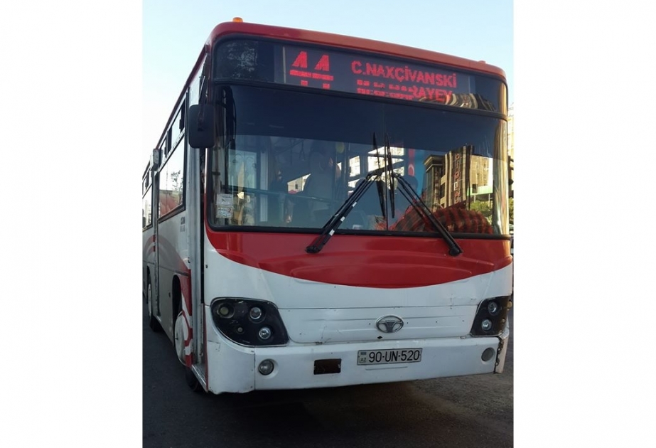 Xətai rayonunda marşrut avtobusu məktəblini vurub