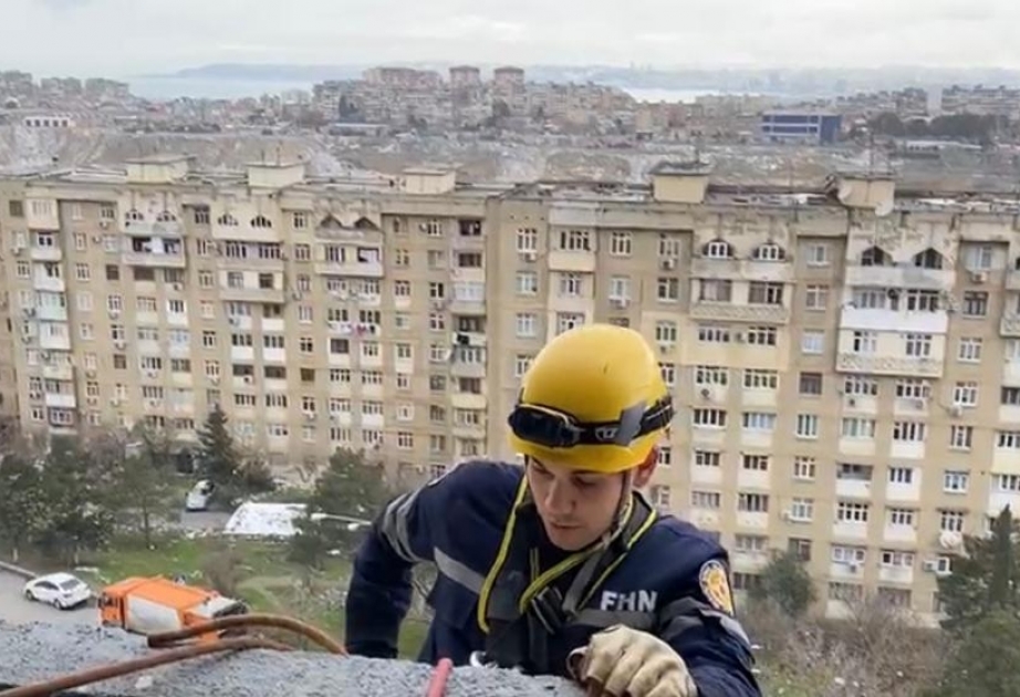 Binada köməksiz vəziyyətdə qalmış üç nəfər xilas olunub