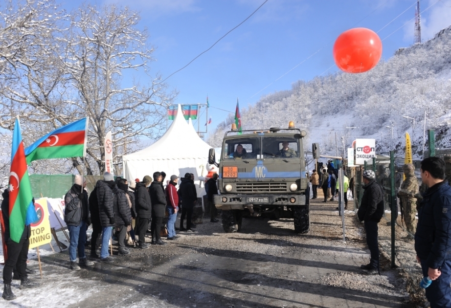 Un convoi de véhicules du contingent russe de maintien de la paix traverse la route Latchine-Khankendi