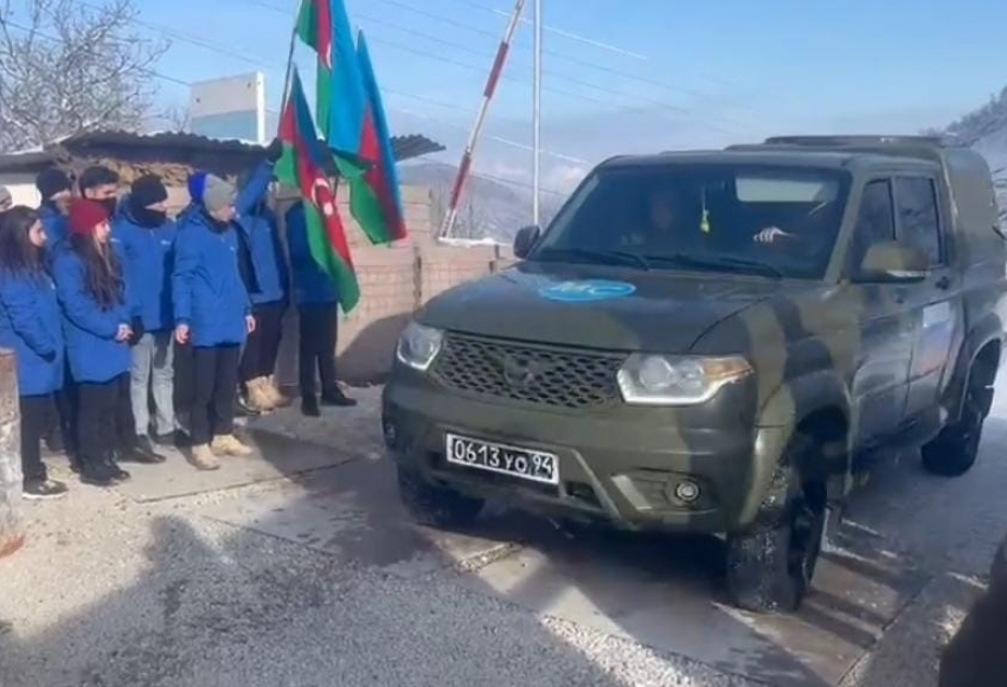 سيارة خاصة بقوات حفظ السلام الروسية تمر عبر طريق لاتشين وخانكندي بدون مانع