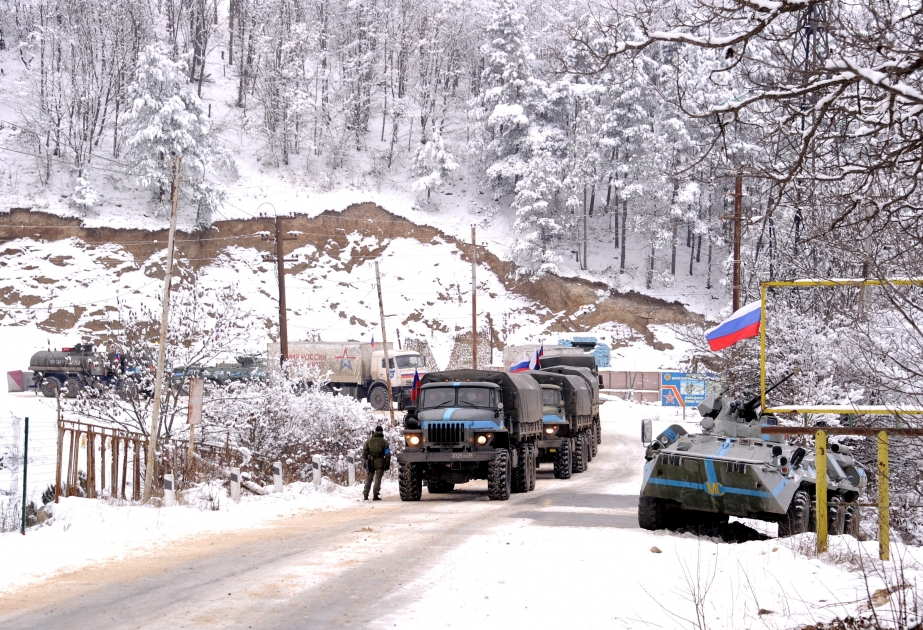 Una columna de vehículos de las fuerzas de paz rusas transitaron libremente por la carretera Lachin-Khankandi