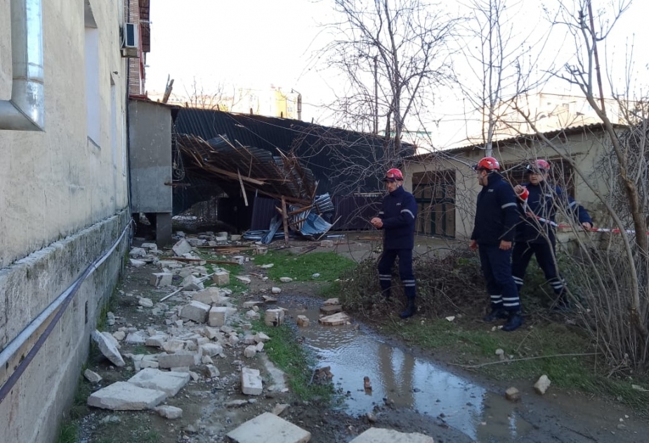 Yaşayış binasının damının uçması nəticəsində yaranan təhlükəli vəziyyət aradan qaldırılıb