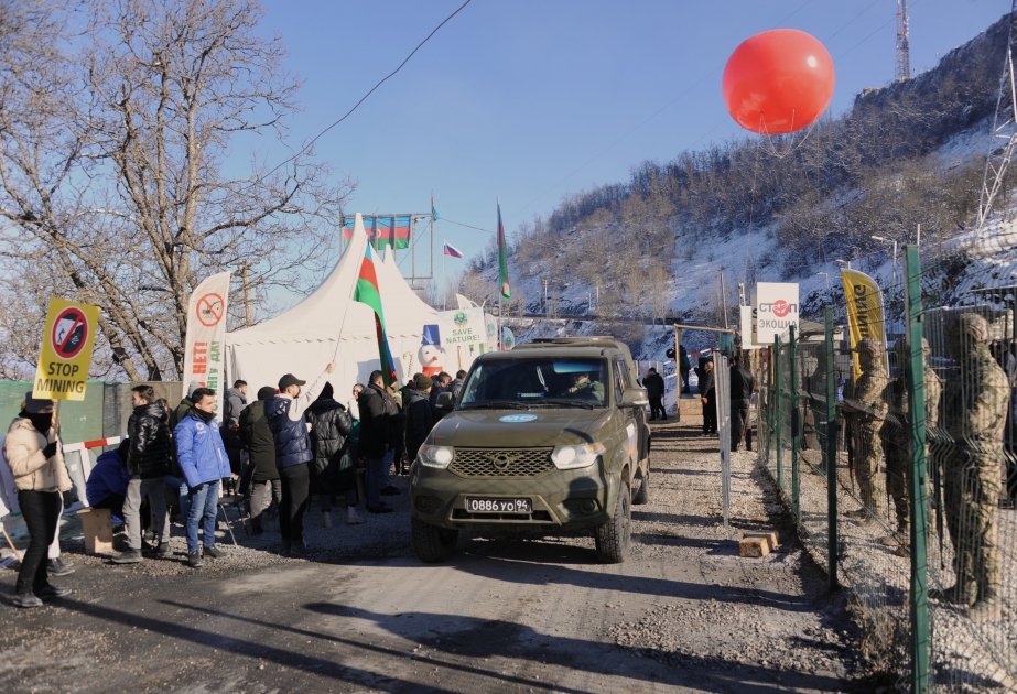 Two more passenger cars belonging to Russian peacekeepers passed freely along Lachin-Khankandi road