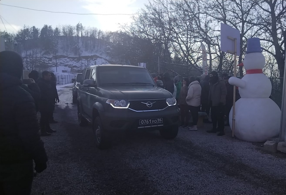 Еще два автомобиля миротворцев беспрепятственно проехали в сторону Ханкенди