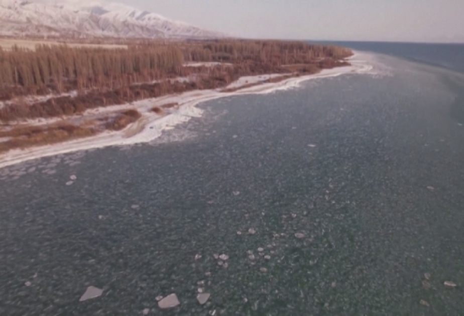 Замерзшее озеро Аракуль Нарын